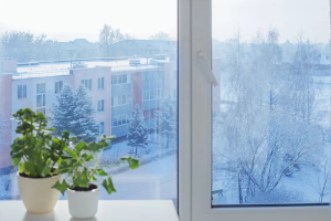 Можно ли сделать остекление балкона зимой?